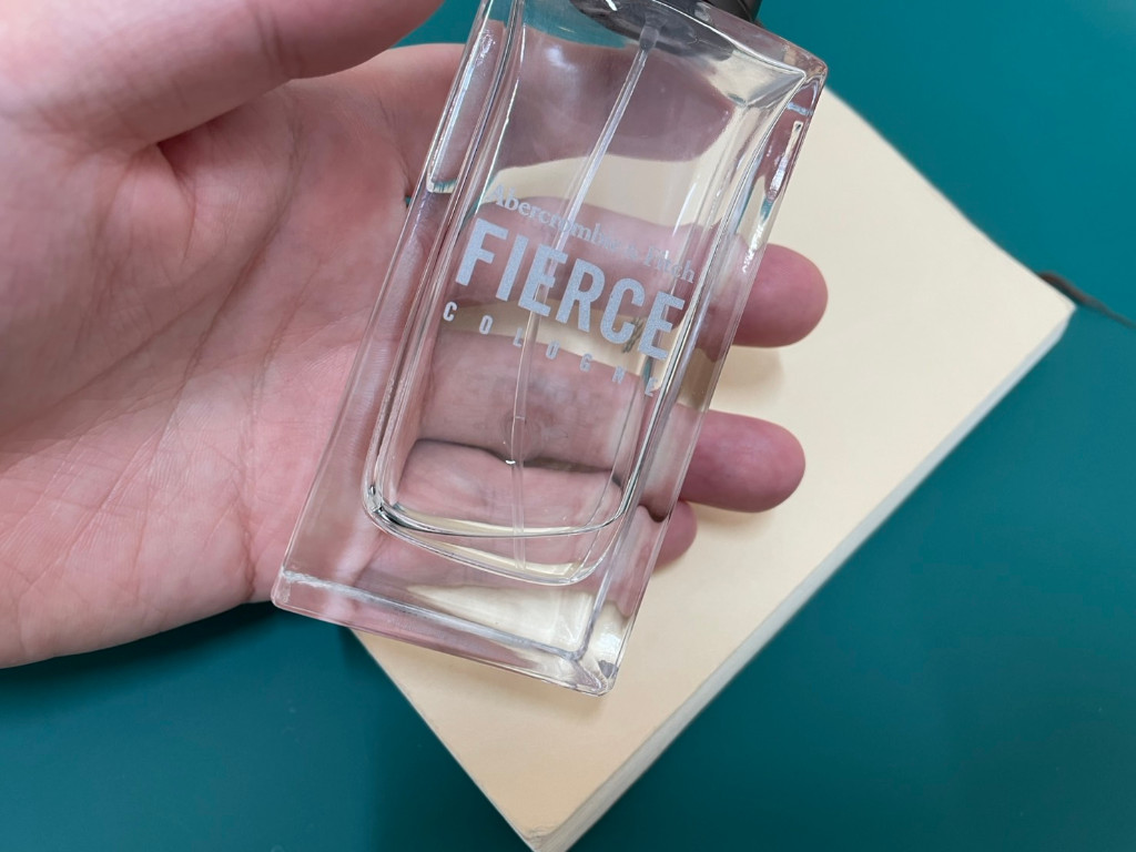 本を傷めずに香水をつける使用方法のアイキャッチ画像