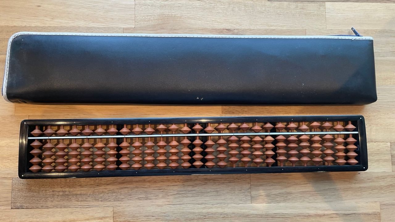 亀嵩算盤理想型No.1460についたシールを剥がす方法