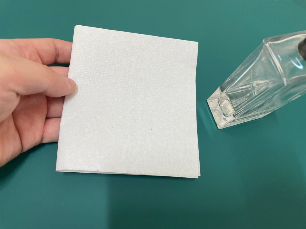 ティッシュやペーパーに香水をつける