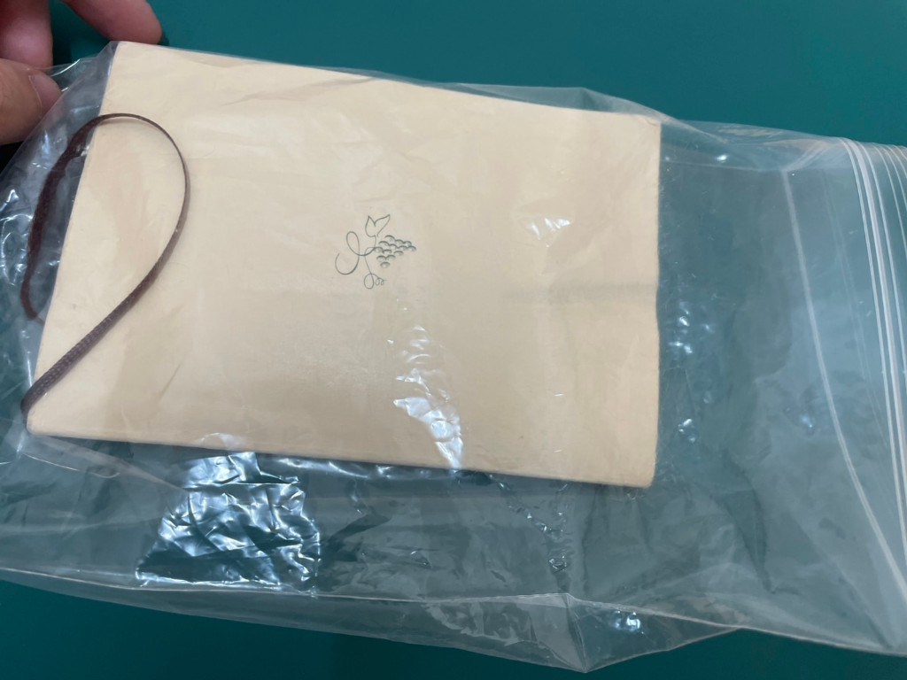 容器に本と香水をつけたものを一緒に入れる