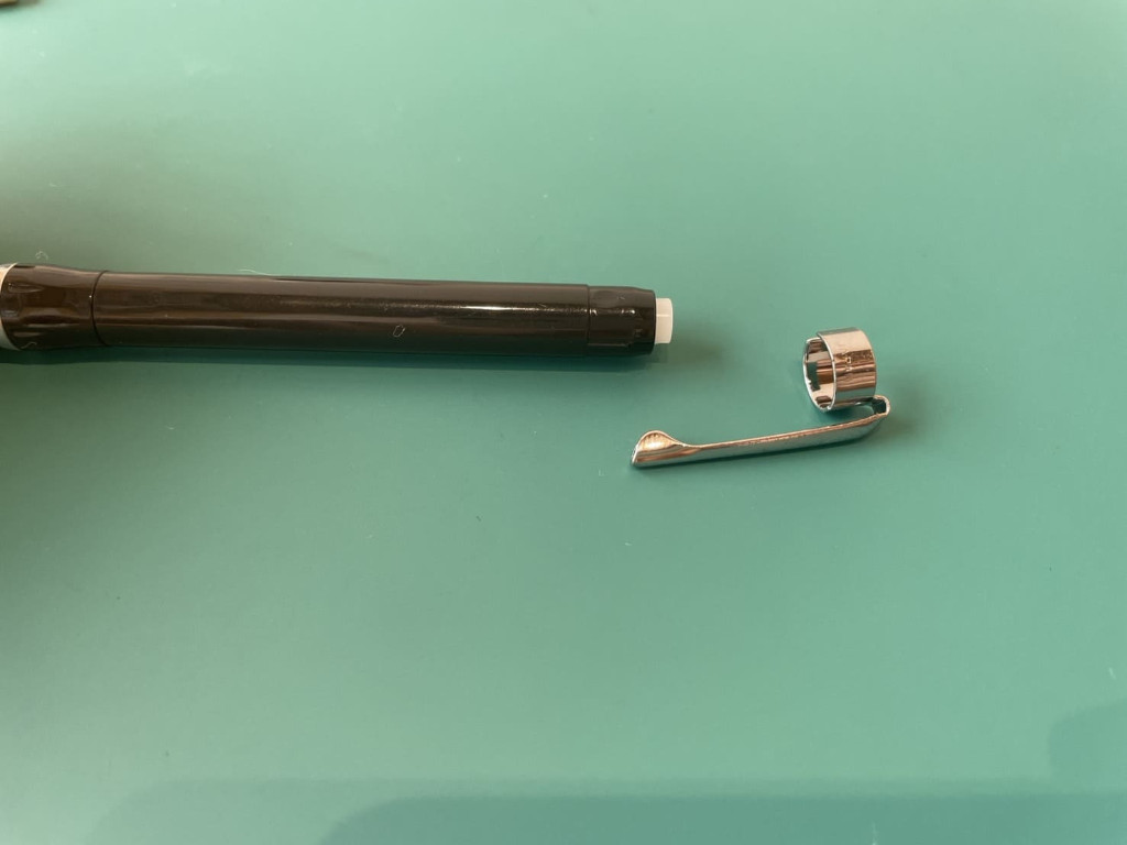 クリップ金具を装着する