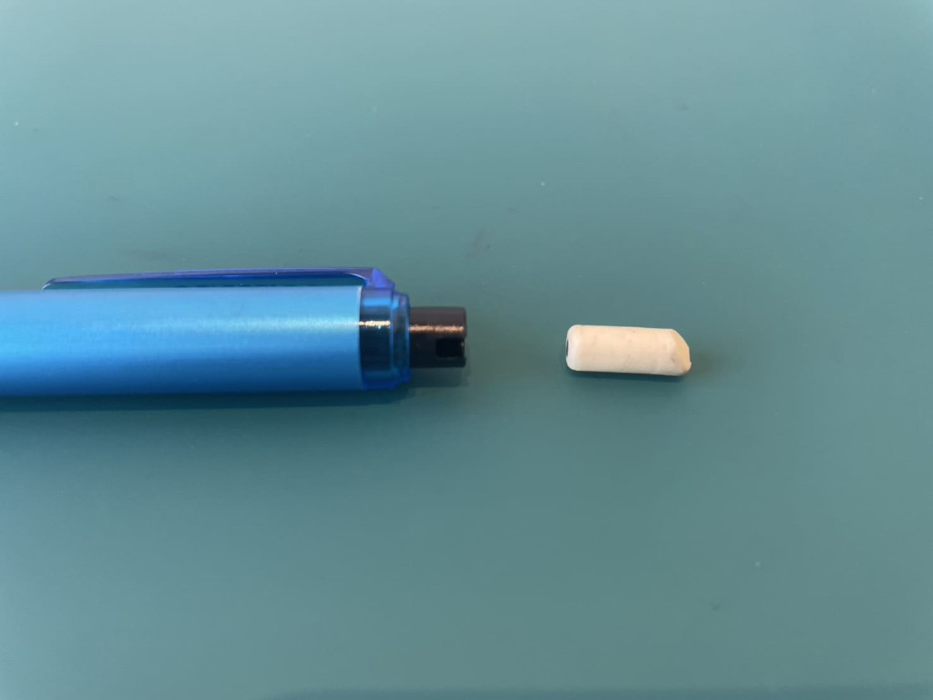 ペン上部に消しゴムを装着する