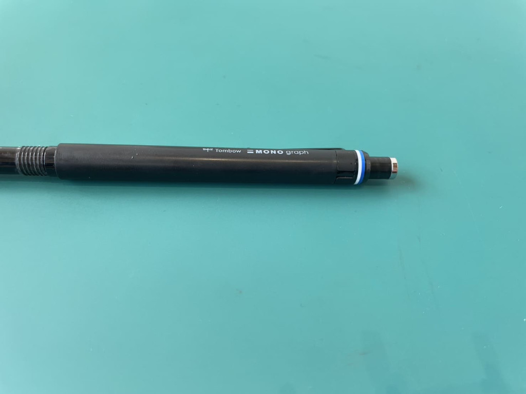 ペン上部の部品(消しゴムが装着されている)を引き抜く