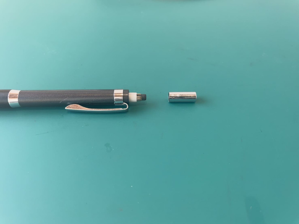 キャップ筒(銀色)を装着する