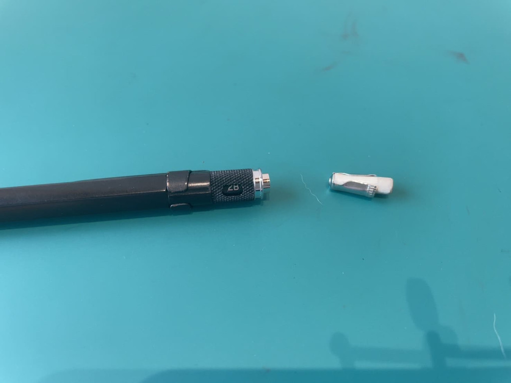 ペン上部に消しゴムを装着する
