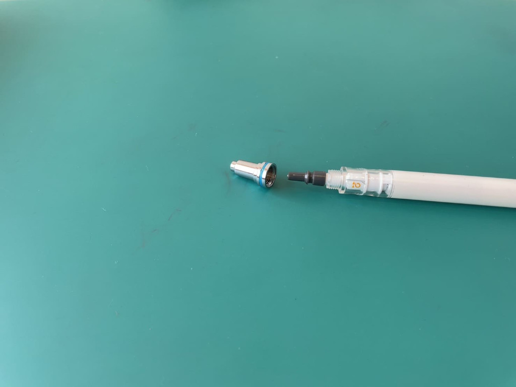 先端キャップを装着する