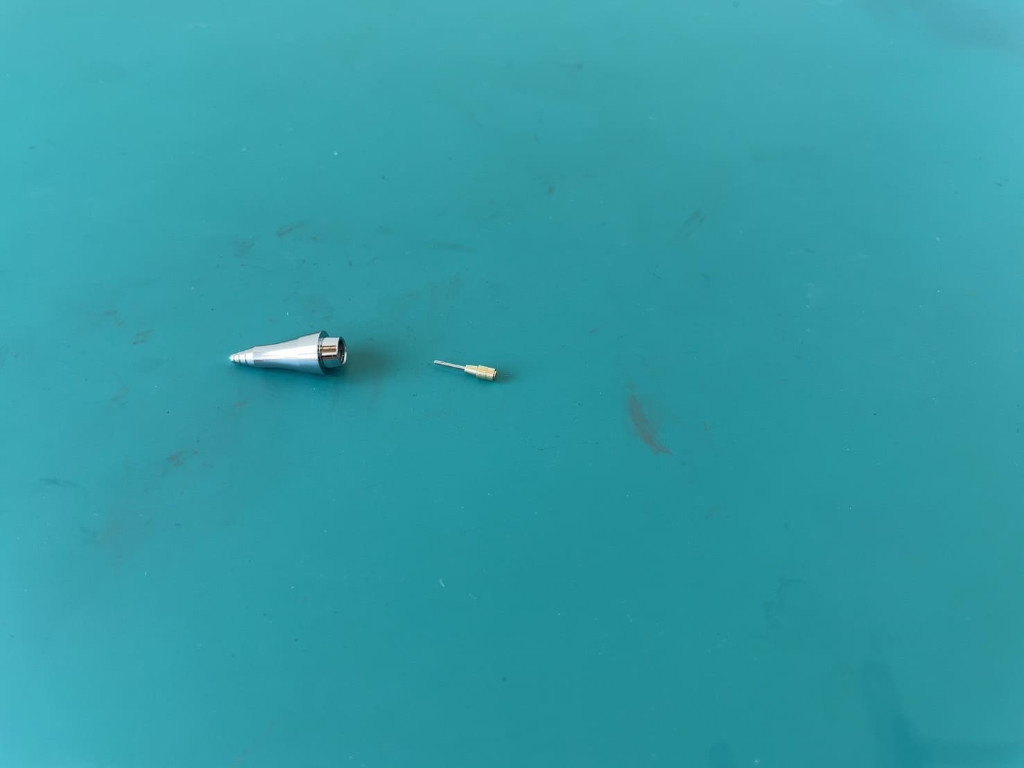 口金内部のパイプ部品を装着する