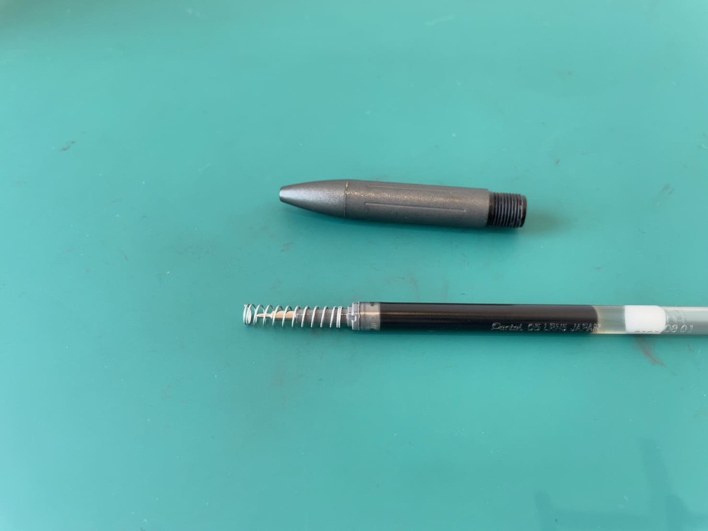 インク芯(バネ付き)をペン先キャップに挿入する