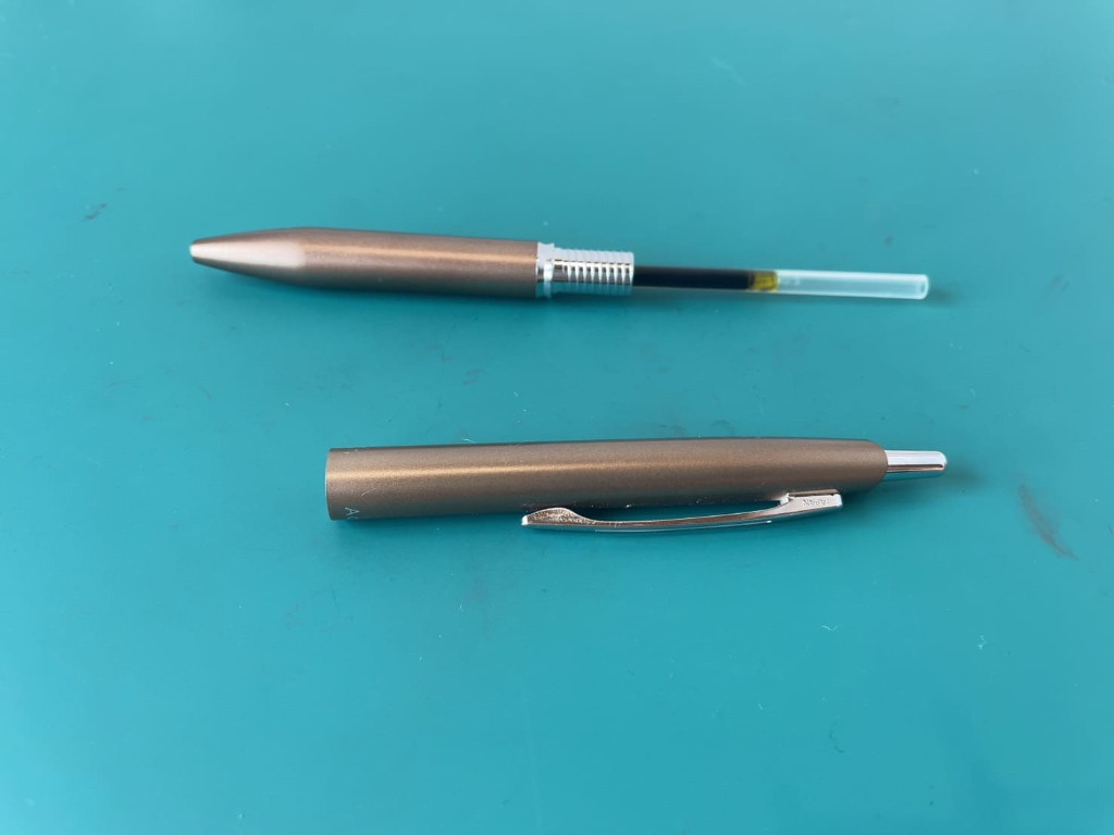 ペン先キャップ(インク芯挿入済み)とペン上部部品を装着する