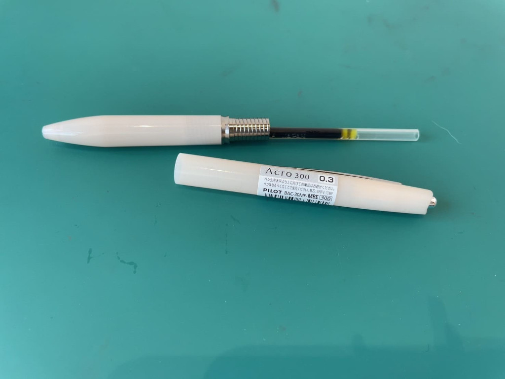 先端キャップ(インク芯挿入済み)とペン上部を装着する