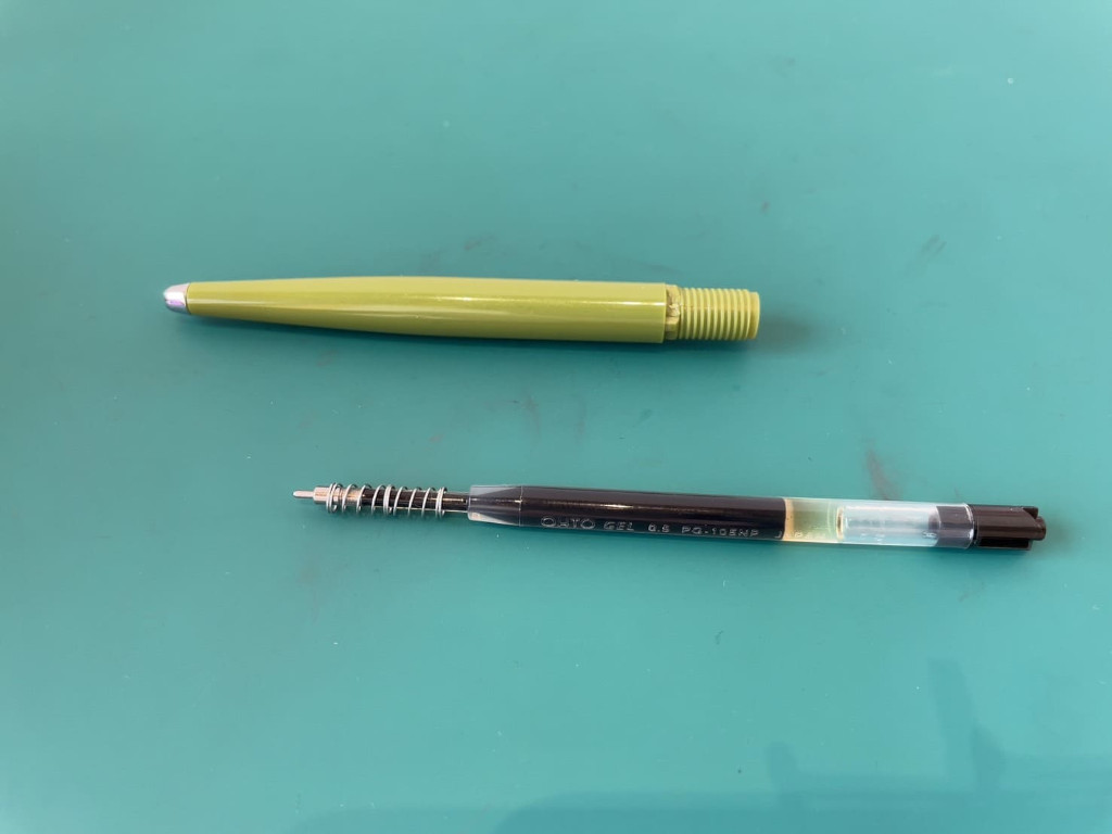 インク芯(バネ付き)を先端キャップに挿入する