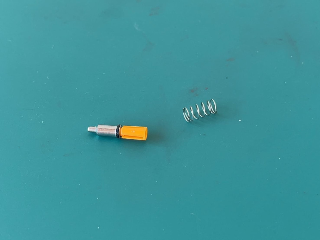 口金部品にバネを装着する