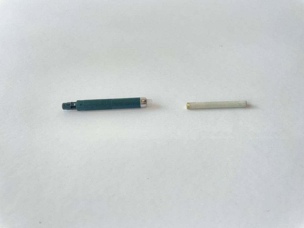 ノック部品に消しゴムを装着する