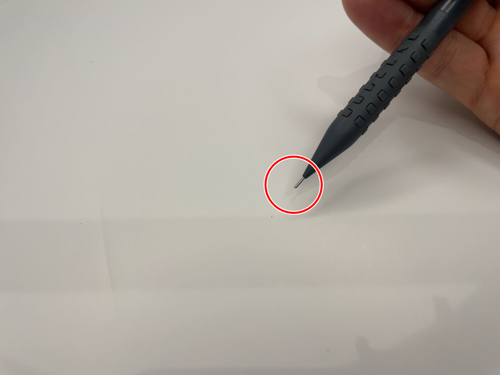 動作チェック①ペン先からシャー芯が出ること