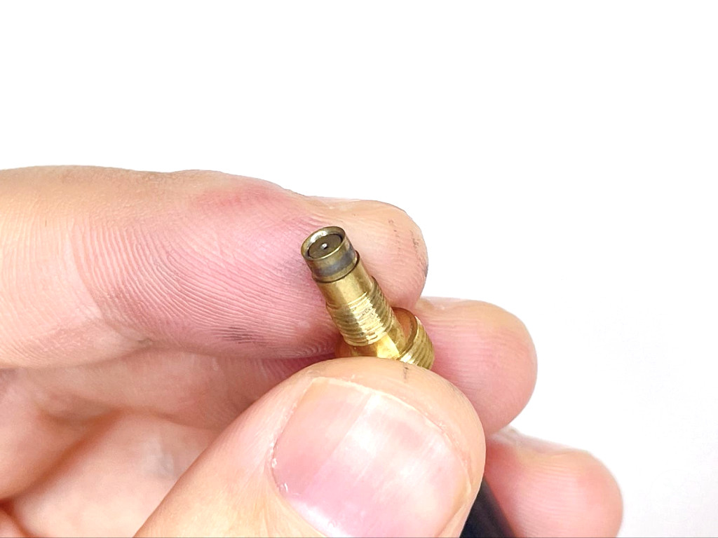 (補足)チャックは芯タンクをペン先に押し込み輪を下ろすと開く
