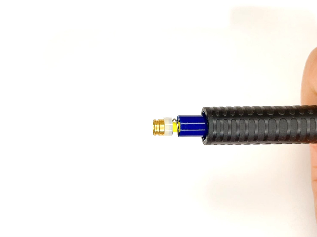 (補足)チャックはノック状態で輪をおろし指で広げると開く