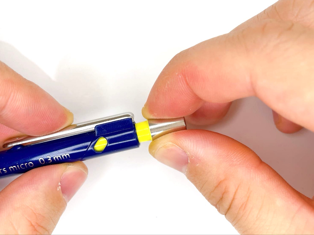 ノックキャップを外す