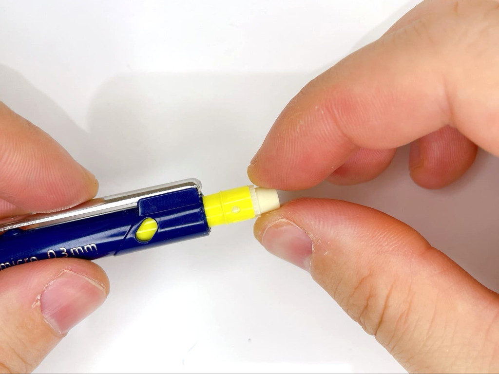 消しゴムを外す