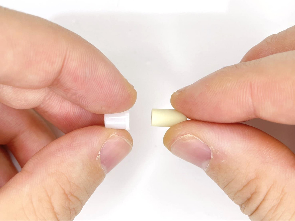 消しゴムにケース結合部を装着する