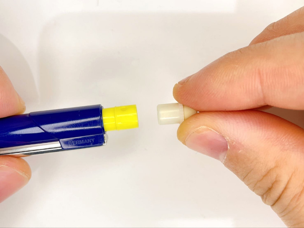 ケース上部に消しゴムを装着する