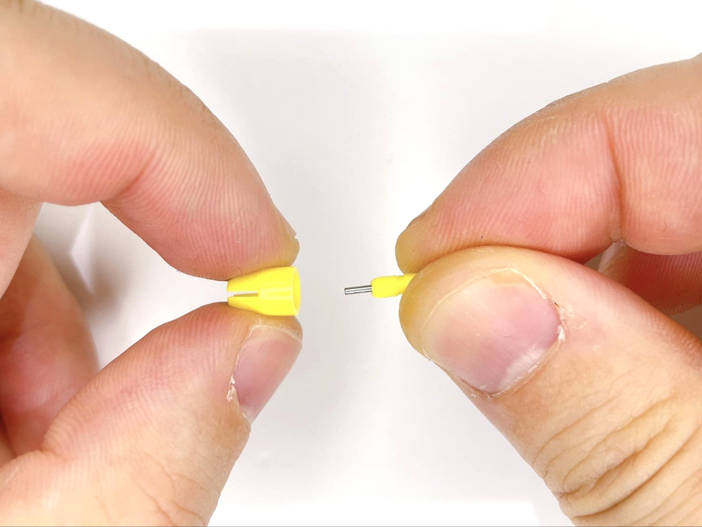 口金内部の結合部にガイドパイプを装着する