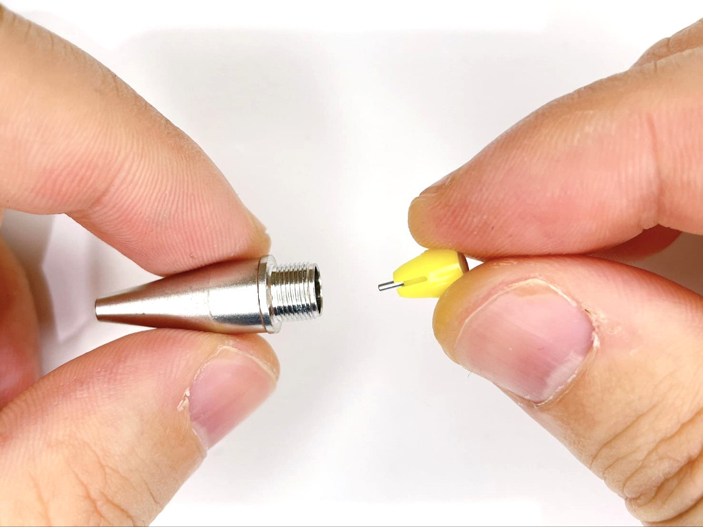 口金にガイドパイプを装着する