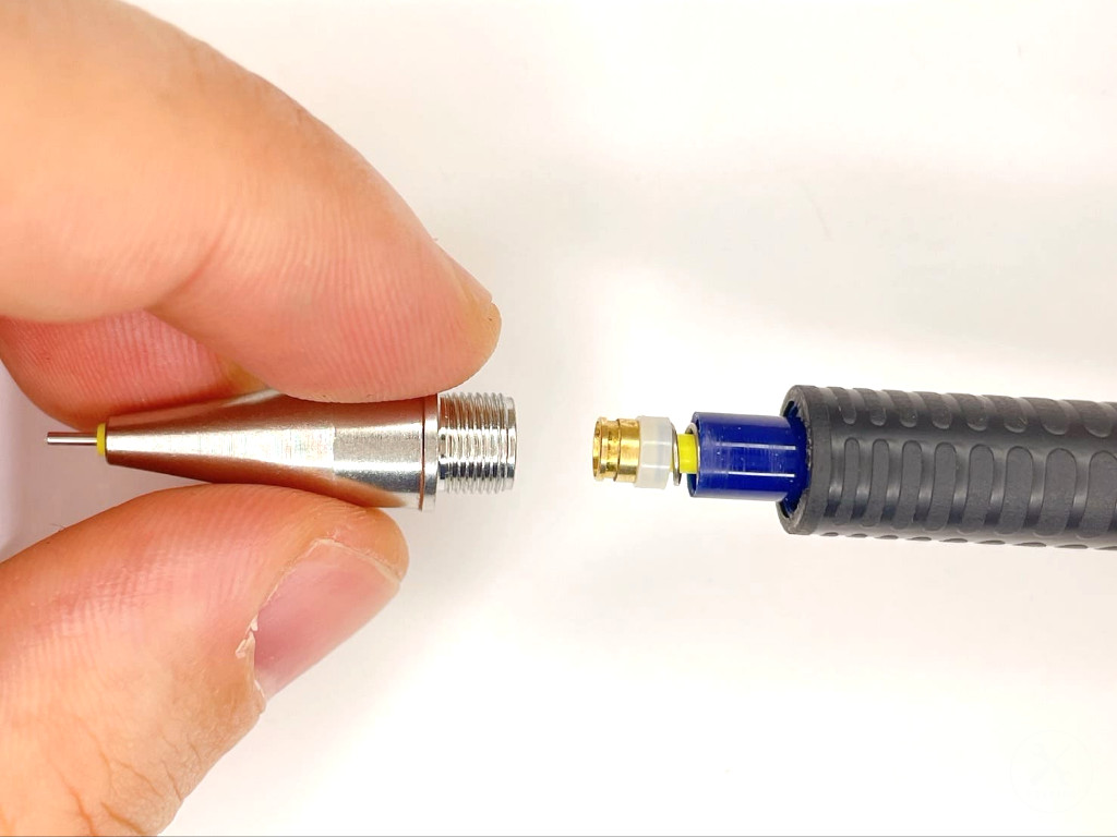 ペン先に口金を装着する