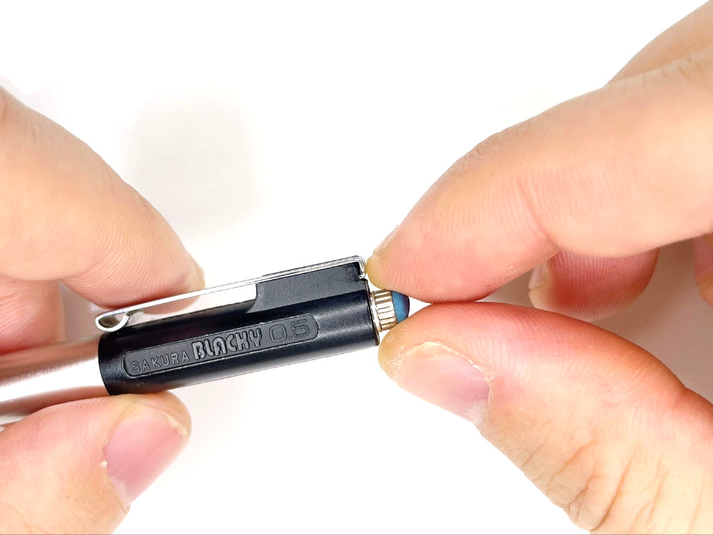 消しゴムを外す