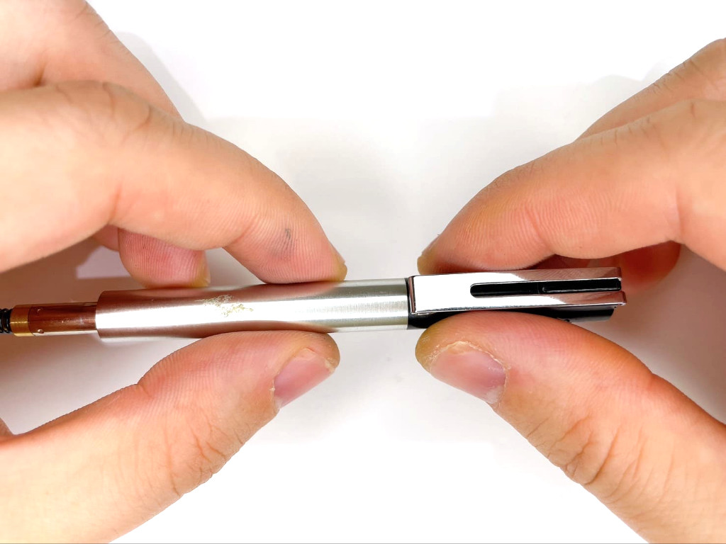 銀色ケースを外す