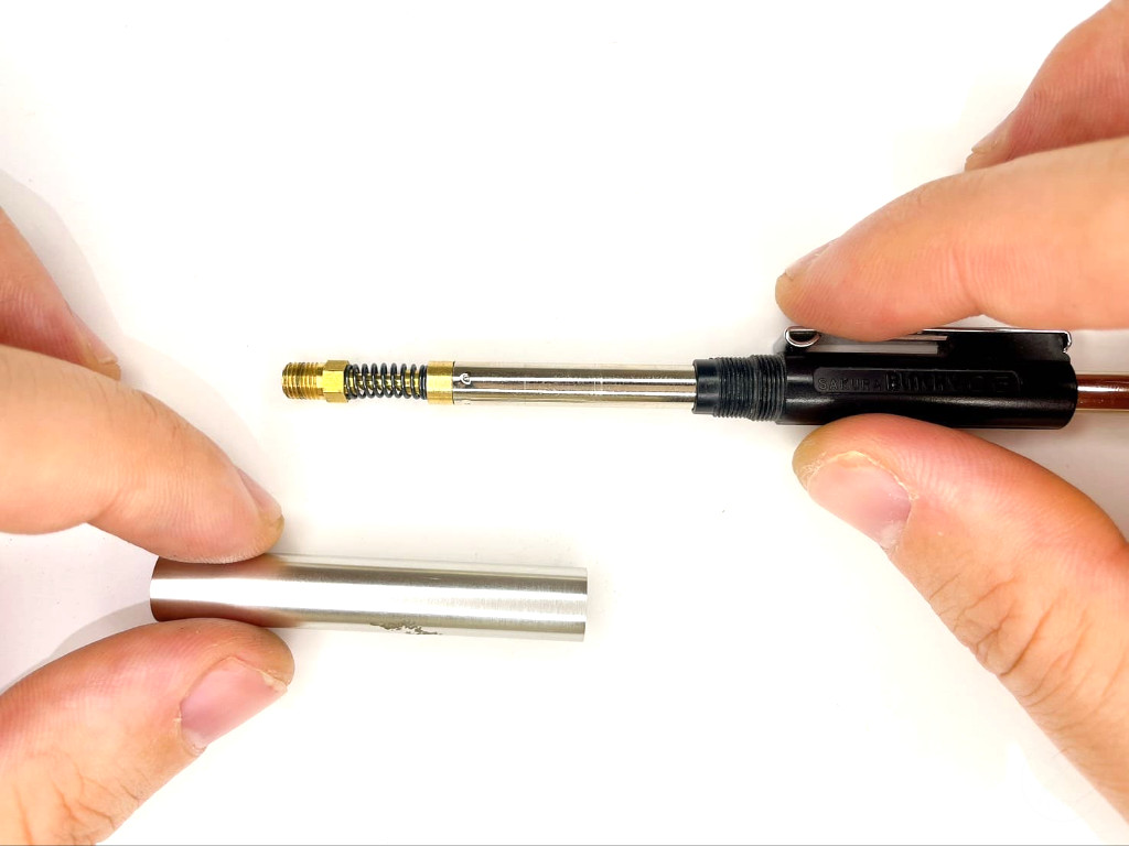 銀色ケースを装着する