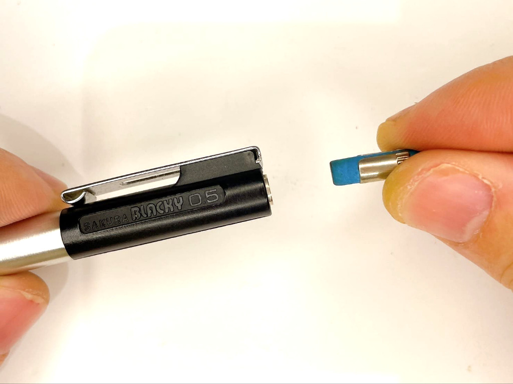 消しゴムを装着する