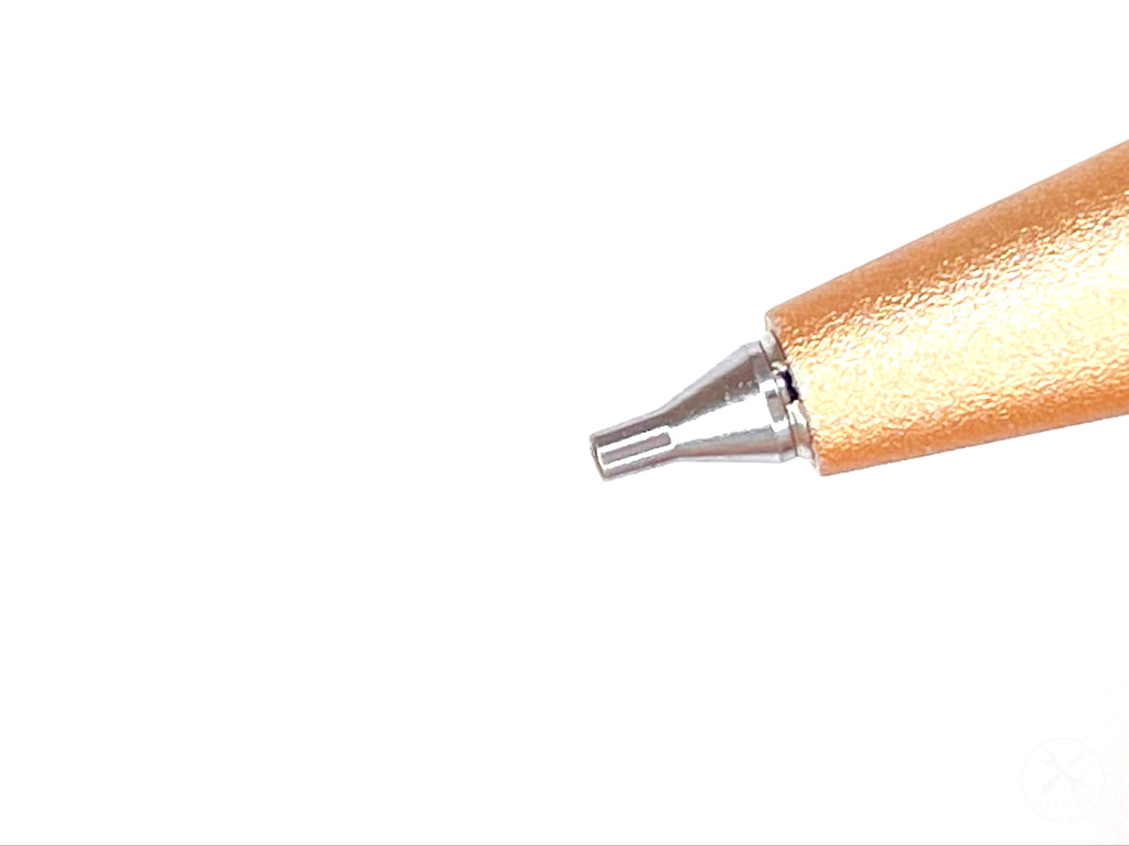 C型スリーブを爪で押し上げて外す