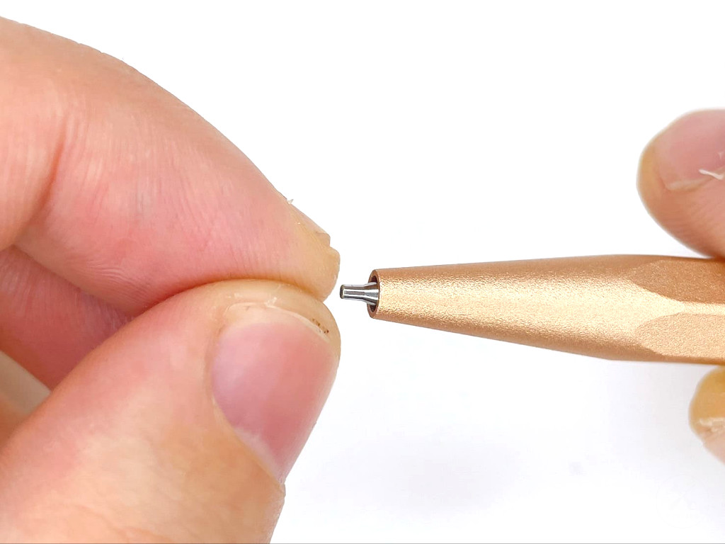 ペン先を内部に押し込む