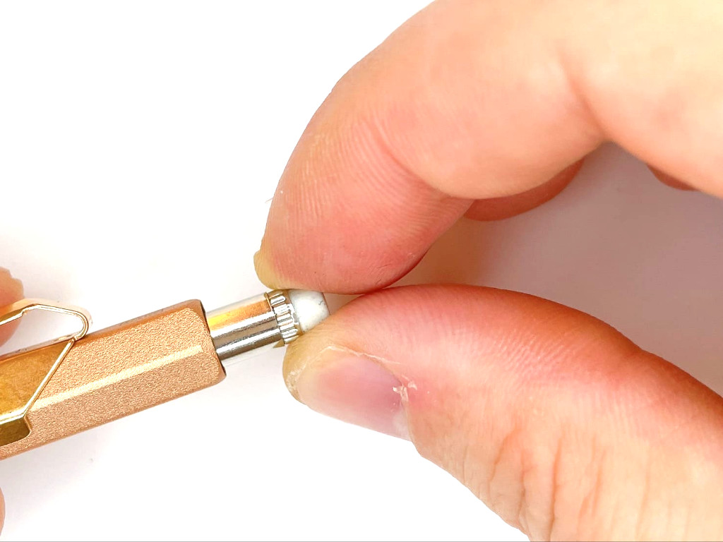 消しゴムを外す