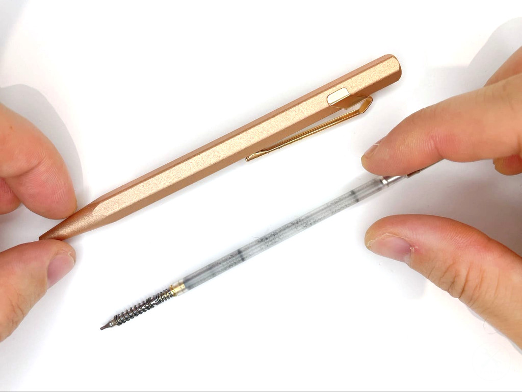 ケースに芯タンクを装着する