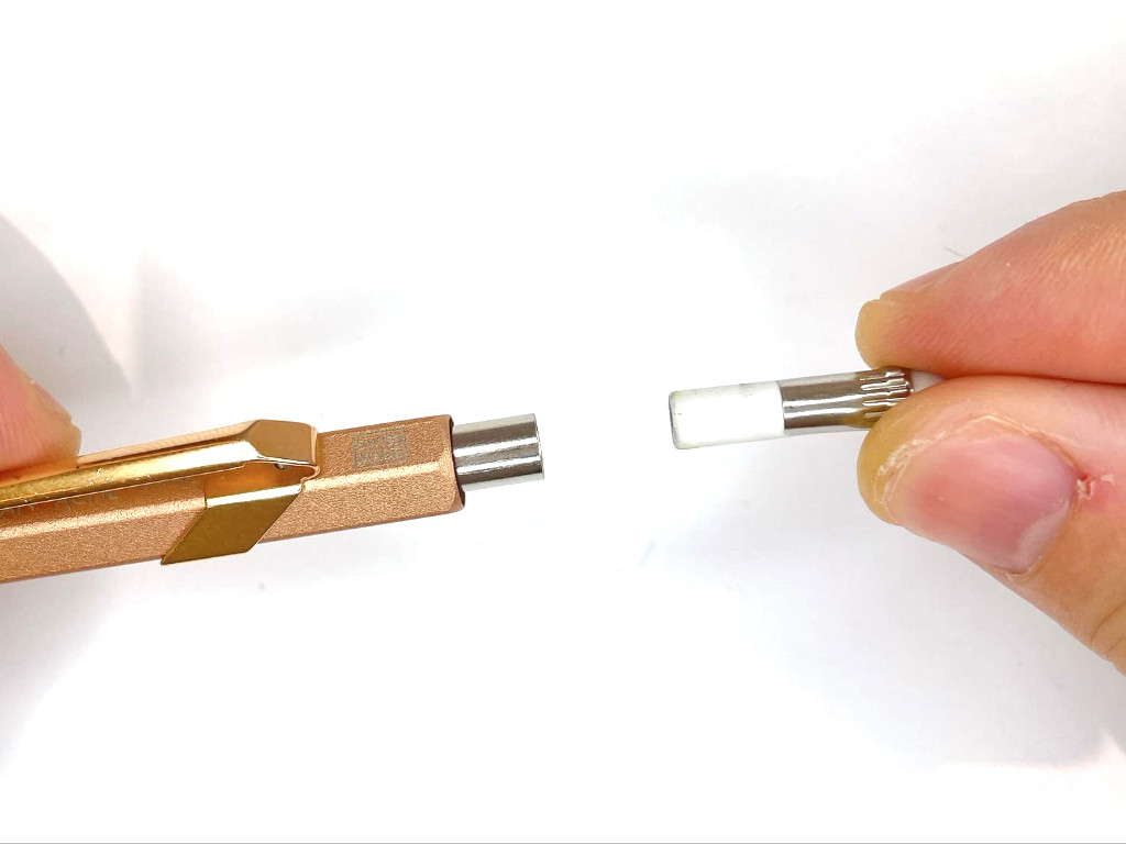 消しゴムを装着する