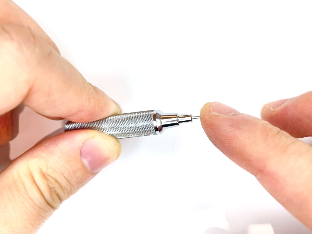 口金からガイドパイプを外す