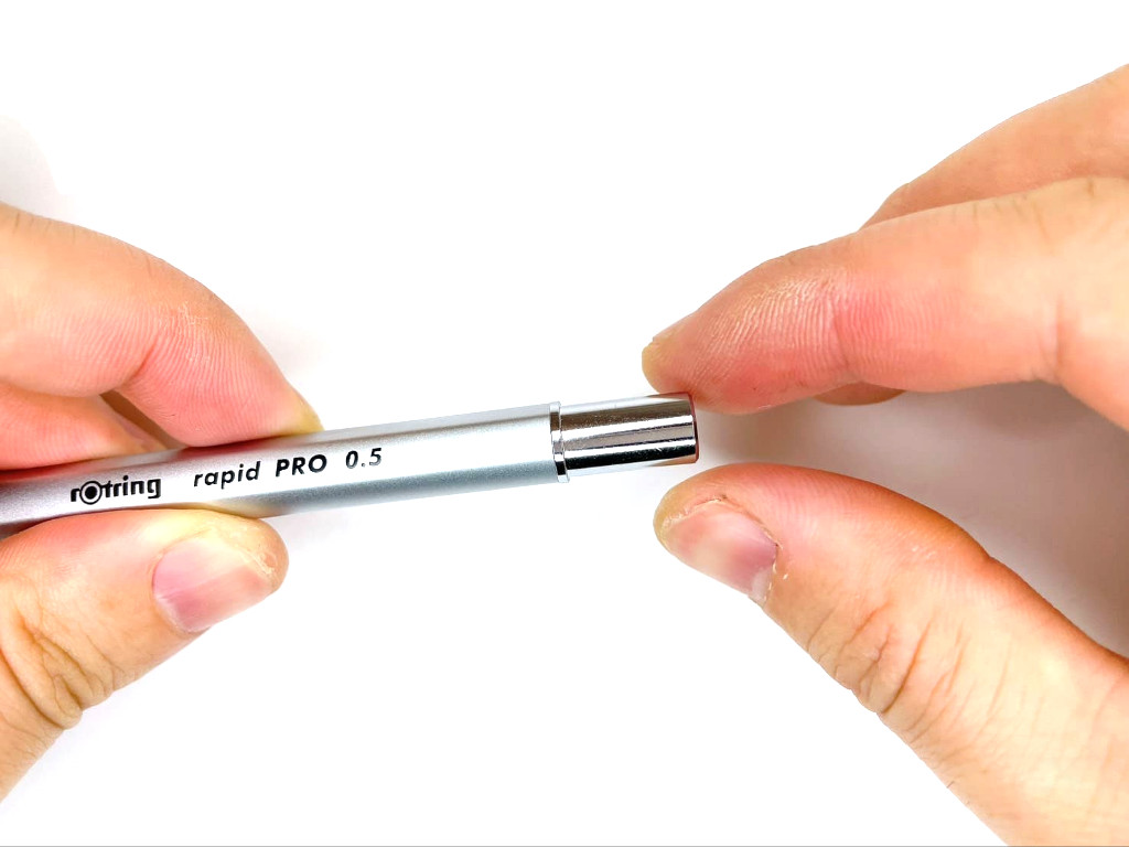 ケースから芯タンク結合部を外す