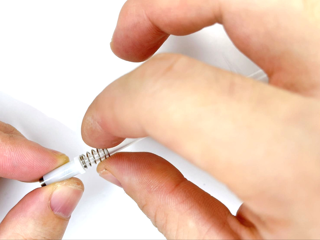 芯タンクのバネを外す