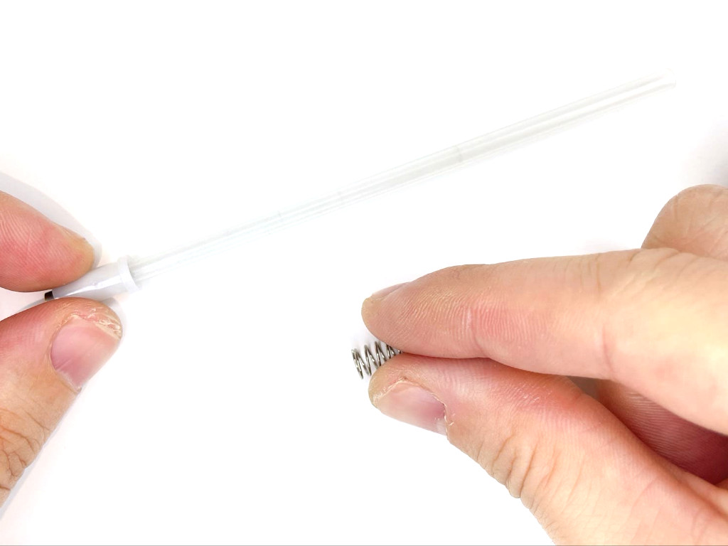 芯タンクにバネを装着する