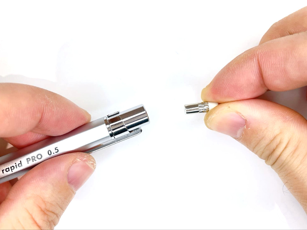 消しゴムを装着する