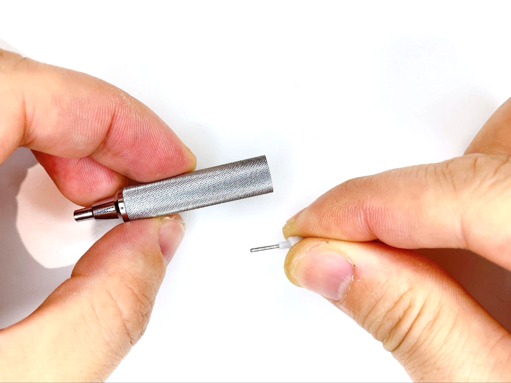 口金にガイドパイプを挿入する