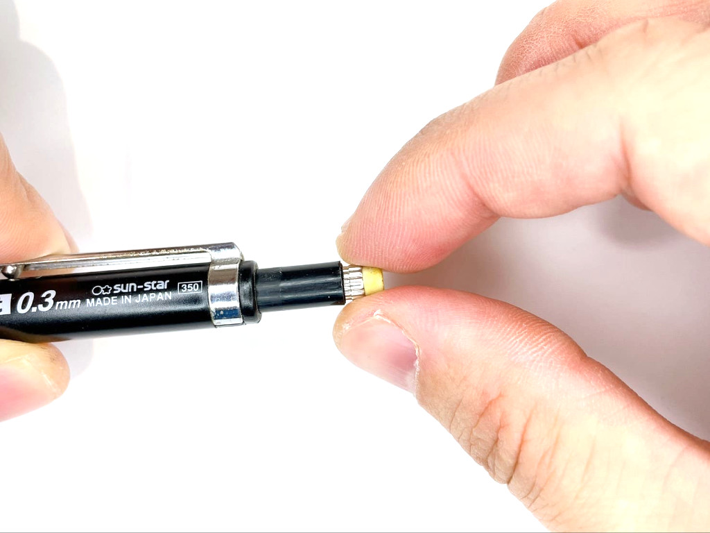 消しゴムを外す