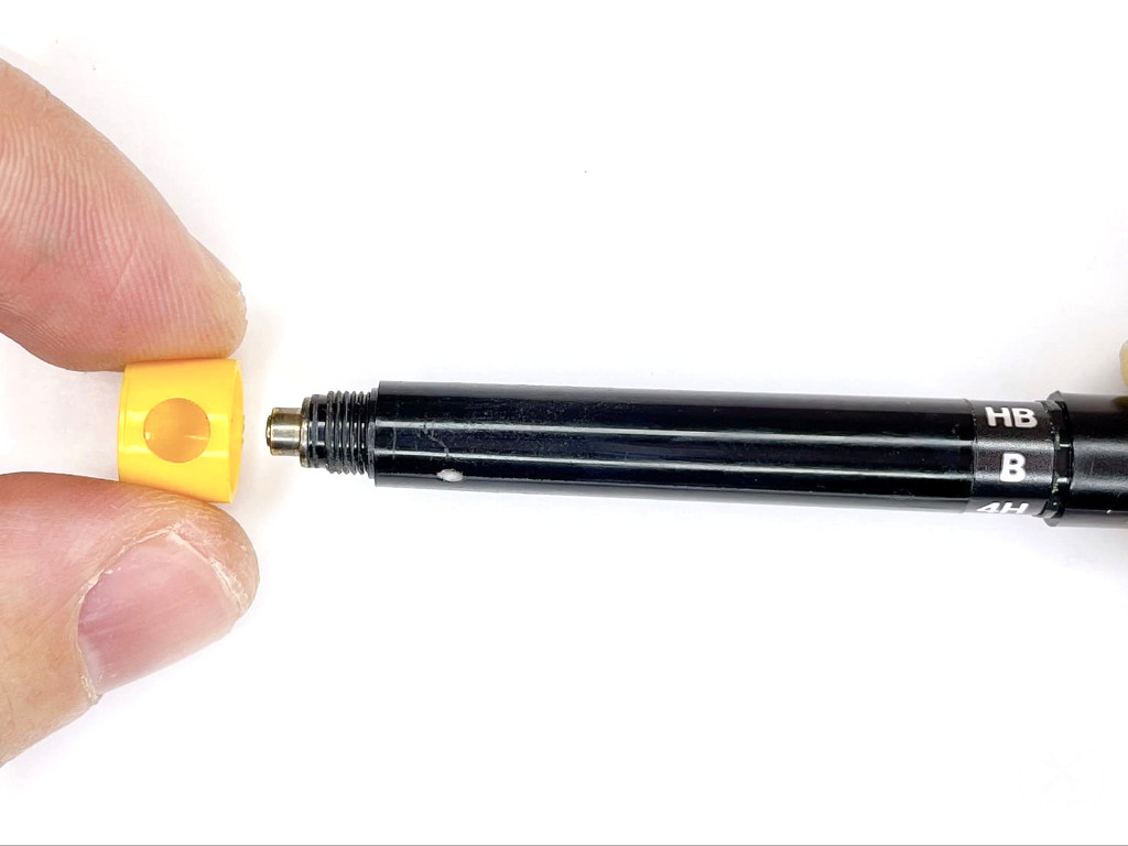 シャー芯の濃さ表示枠を装着する