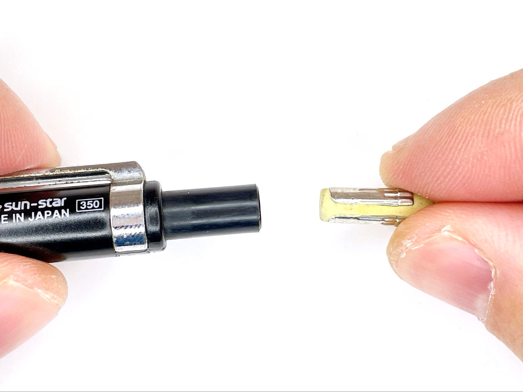 消しゴムを装着する