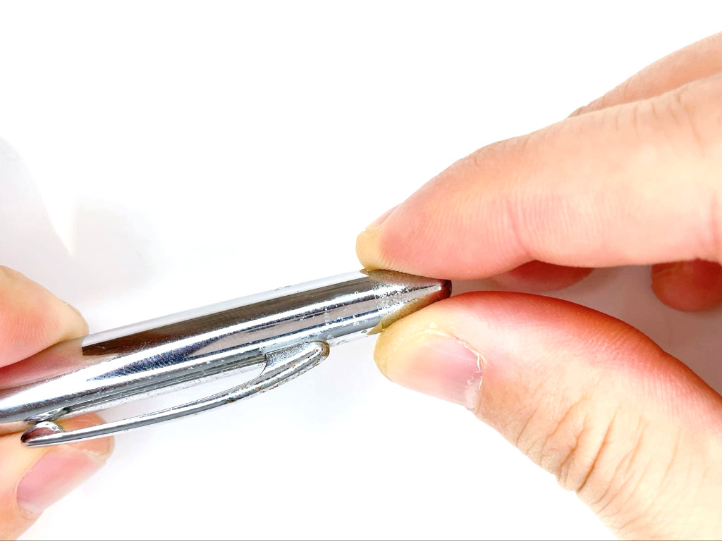 ノックキャップを外す