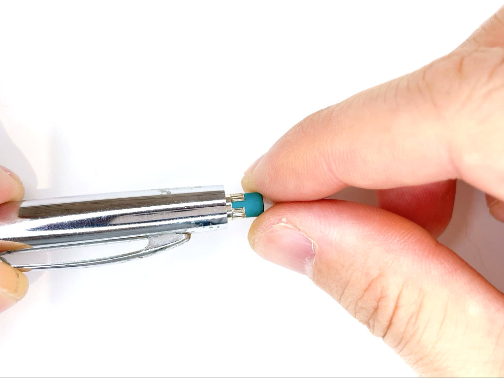 消しゴムを外す