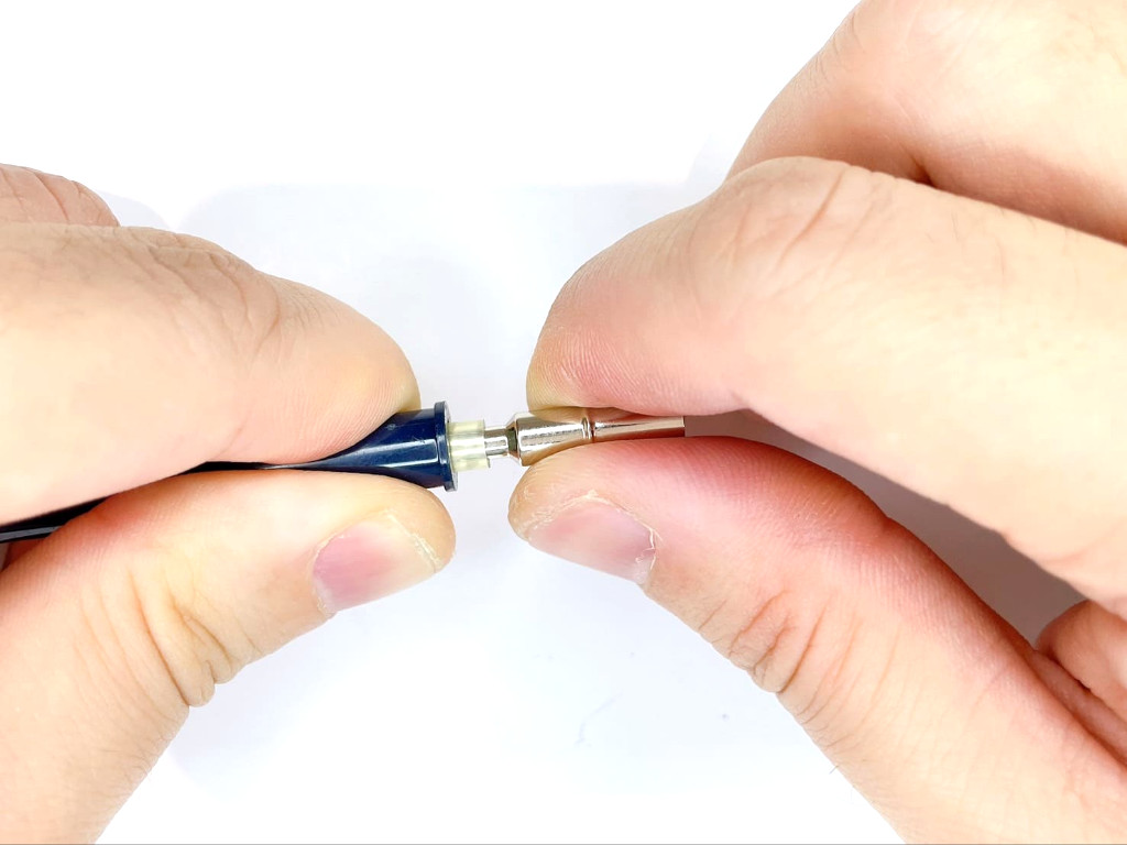 芯タンク結合部を外す