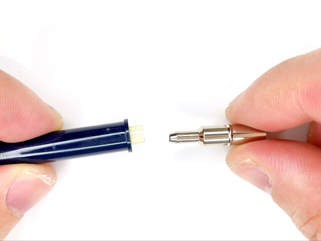 芯タンク結合部を装着する