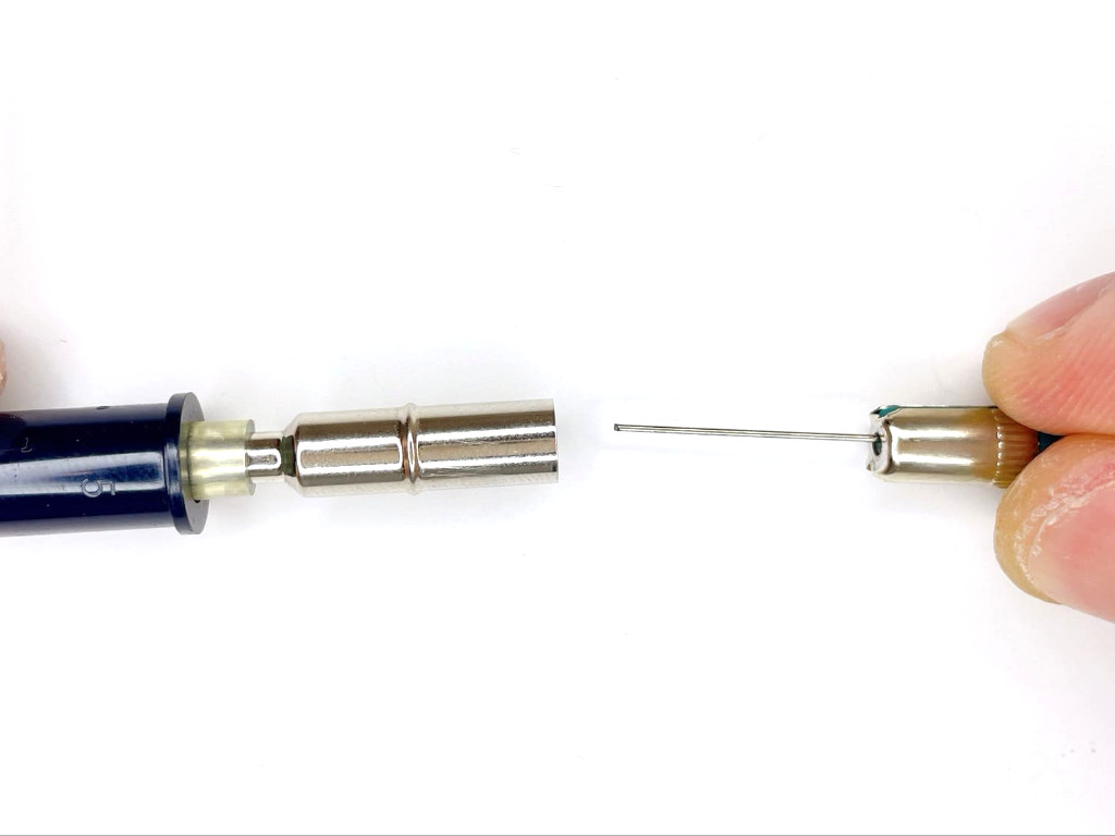 消しゴムを装着する